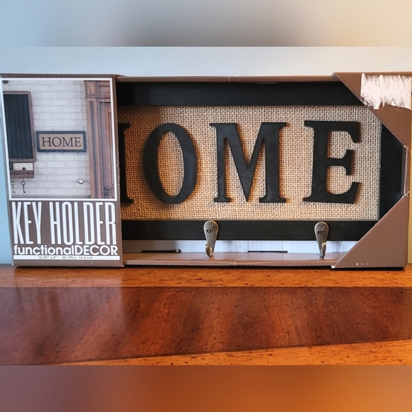 NWT-Wall-Key Holder-Black & Tan-See Pics For Details & Measurements - Picture 2 of 3